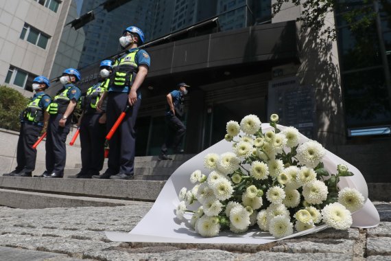 지난해 6월 10일 오전 대구 수성구 범어동 변호사 사무실 건물 앞에 희생자를 추모하는 조화가 놓여 있다. /뉴스1