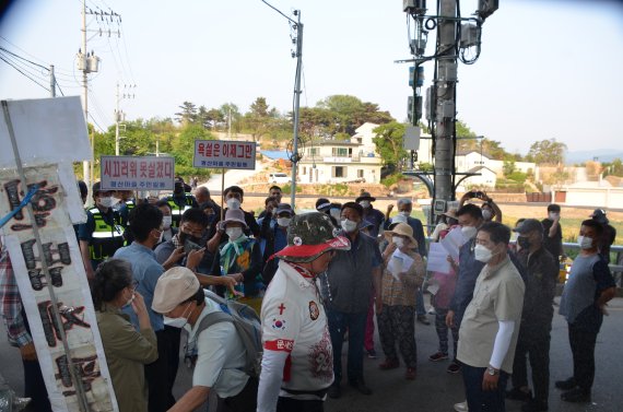 지난달 24일 오후 경남 양산시 하북면 평산마을 주민 40여 명이 문재인 전 대통령 사저 앞 도로에서 한 보수단체가 진행하는 집회현장을 찾아 소음으로 인한 생활 불편을 호소하며 거친 항의를 하고 있다. /사진=뉴시스