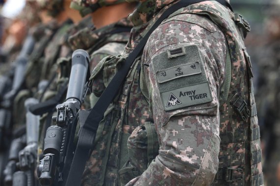 지난 2022년 6월 10일 오전 경기도 양주 소재 제25보병사단에서 열린 '아미타이거'(Army TIGER) 시범여단 전투단 선포식에서 한 장병의 전투복에 아미 타이거 시범여단전투단의 부대 마크가 붙어있다. '아미타이거'는 차륜형 장갑차·소형전술차량 등 기동플랫폼으로 전 제대가 빠르게 전장을 누비는 '기동화', 전투원과 드론봇 전투체계, 워리어플랫폼 등 모든 전투체계가 초연결되는 '네트워크화', 그리고 인공지능(AI) 기반 초지능 의사결정체계가 상황판단과 결심을 지원하는 '지능화'를 주요 특징으로 한다. 공동취재단