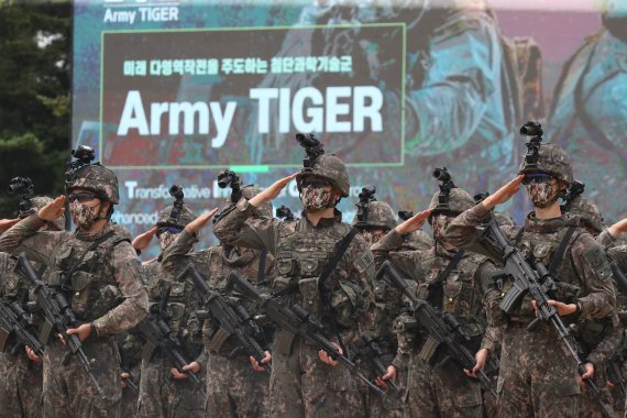 지난 2022년 6월 10일 오전 경기도 양주 소재 제25보병사단에서 열린 '아미타이거'(Army TIGER) 시범여단 전투단 선포식에서 장병들이 경례하고 있다. 공동취재단