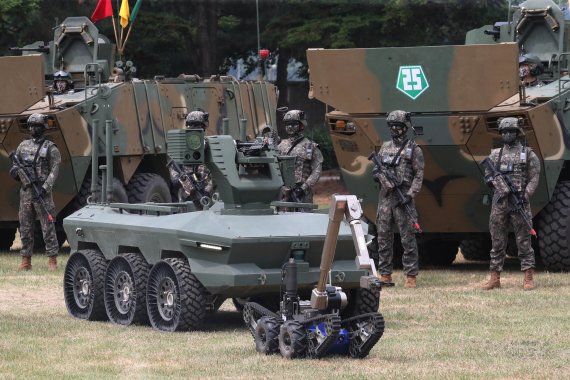지난 2022년 6월 10일 오전 경기도 양주 소재 제25보병사단에서 열린 '아미타이거'(Army TIGER) 시범여단 전투단 선포식에서 장병들이 유·무인 전투체계 중 무인 수색 차량을 선보이고 있다. 공동취재단