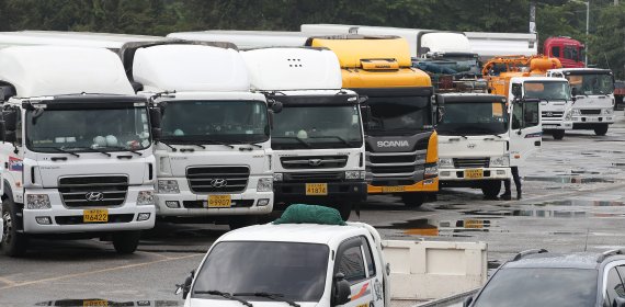 공공운수노조 화물연대 총파업이 나흘째를 맞은 10일 오후 서울 양천구 서부트럭터미널에 화물차량들이 주차되어 있다. 뉴스1