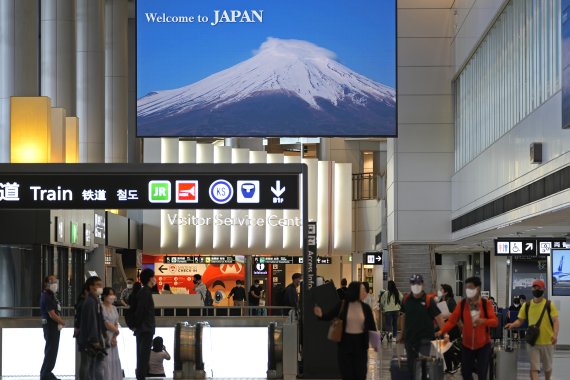 지난 6월 10일 일본 도쿄 나리타 공항에서 방문객들이 마스크를 쓰고 있다.AP뉴시스