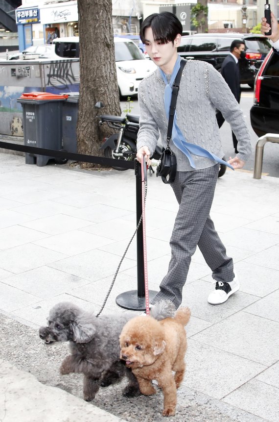 샤이니 키가 10일 서울 용산구 한남동 앤트러사이트에서 열린 발렌티노 가라바니, 락스터드 펫 팝업 기념 포토콜에 반려견 꼼데, 가르송과 함께 참석하고 있다. © News1 권현진 기자