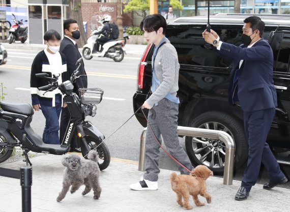 샤이니 키가 10일 서울 용산구 한남동 앤트러사이트에서 열린 발렌티노 가라바니, 락스터드 펫 팝업 기념 포토콜에 반려견 꼼데, 가르송과 함께 참석하고 있다. © News1 권현진 기자