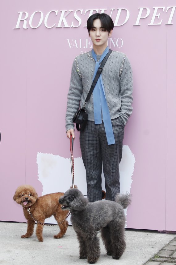 샤이니 키가 10일 서울 용산구 한남동 앤트러사이트에서 열린 발렌티노 가라바니, 락스터드 펫 팝업 기념 포토콜에서 반려견 꼼데, 가르송과 함께 포즈를 취하고 있다. © News1 권현진 기자