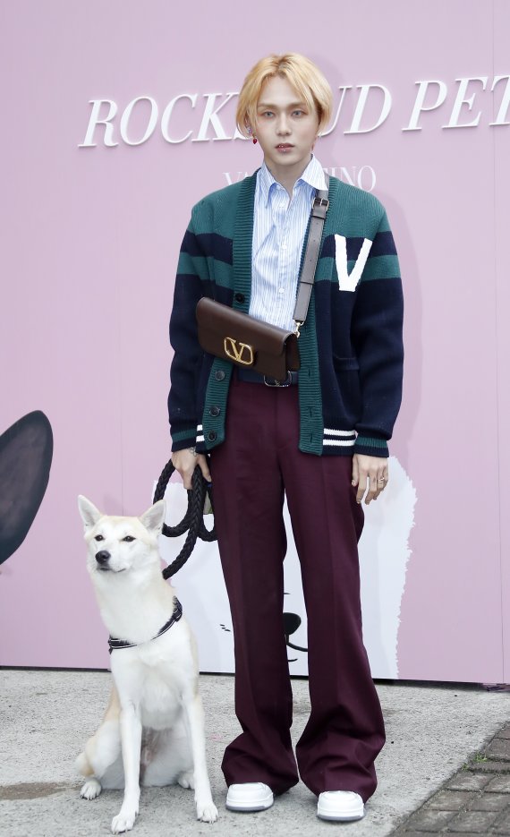 가수 던이 10일 서울 용산구 한남동 앤트러사이트에서 열린 발렌티노 가라바니, 락스터드 펫 팝업 기념 포토콜에서 반려견 햇님이와 함께 포즈를 취하고 있다. © News1 권현진 기자