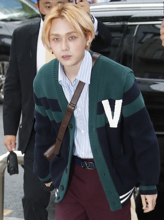 가수 던이 10일 서울 용산구 한남동 앤트러사이트에서 열린 발렌티노 가라바니, 락스터드 펫 팝업 기념 포토콜에 참석하고 있다. 2022.6.10/뉴스1 © News1 권현진 기자