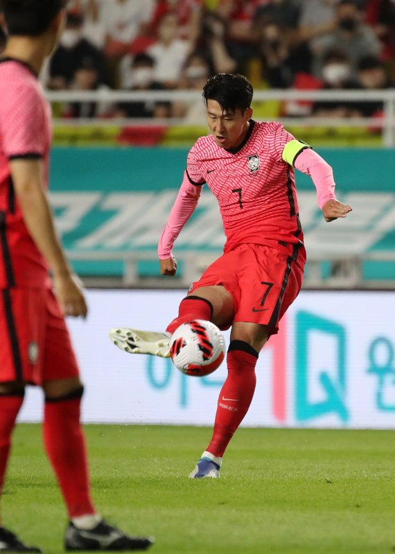 [수원=뉴시스] 조성우 기자 = 10일 오후 경기 수원시 수원월드컵경기장에서 열린 하나은행 초청 축구 국가대표팀 평가전 대한민국과 파라과이 경기 전반전, 손흥민이 프리킥을 시도하고 있다. 2022.06.10. xconfind@newsis.com