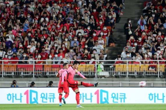 [서울=뉴시스] 백동현 기자 = 10일 오후 경기 수원시 수원월드컵경기장에서 열린 하나은행 초청 축구 국가대표팀 평가전 대한민국과 파라과이 경기, 손흥민이 프리킥을 차고 있다. 2022.06.10. livertrent@newsis.com