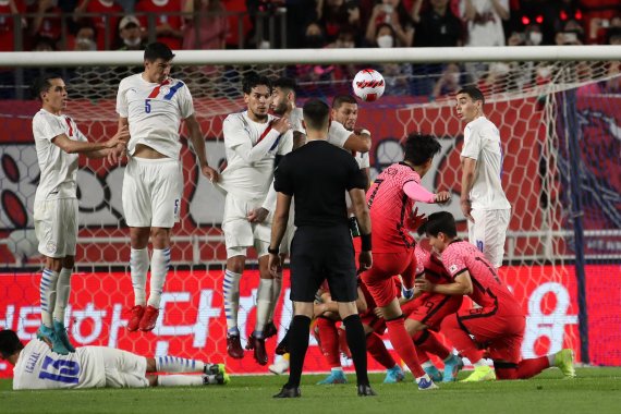 [수원=뉴시스] 조성우 기자 = 10일 오후 경기 수원시 수원월드컵경기장에서 열린 하나은행 초청 축구 국가대표팀 평가전 대한민국과 파라과이 경기 후반전, 손흥민이 프리킥골을 성공시키고 있다. 2022.06.10. xconfind@newsis.com