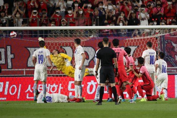 [수원=뉴시스] 조성우 기자 = 10일 오후 경기 수원시 수원월드컵경기장에서 열린 하나은행 초청 축구 국가대표팀 평가전 대한민국과 파라과이 경기 후반전, 손흥민이 프리킥골을 성공시키고 있다. 2022.06.10. xconfind@newsis.com