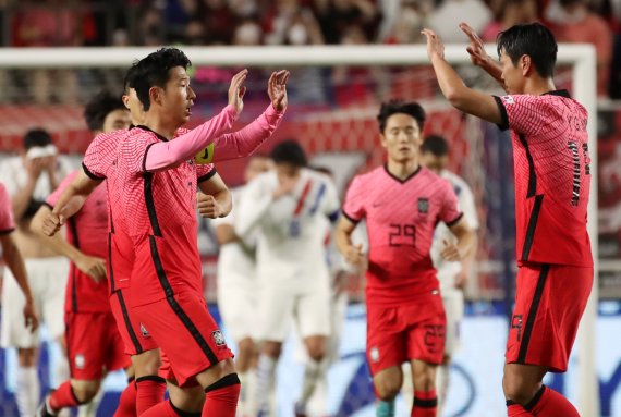 [수원=뉴시스] 조성우 기자 = 10일 오후 경기 수원시 수원월드컵경기장에서 열린 하나은행 초청 축구 국가대표팀 평가전 대한민국과 파라과이 경기 후반전, 손흥민이 프리킥골을 성공시킨 뒤 기뻐하고 있다. 2022.06.10. xconfind@newsis.com