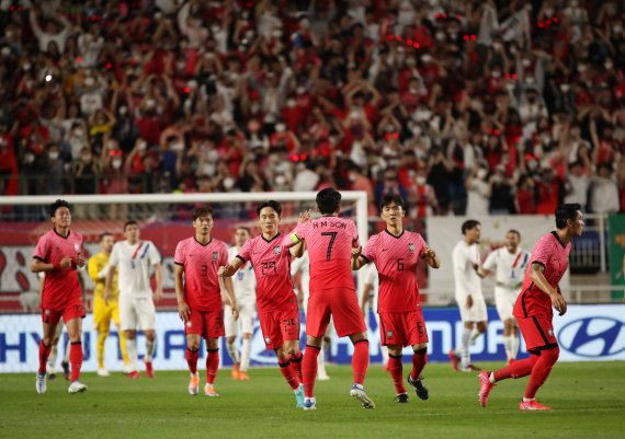 [수원=뉴시스] 조성우 기자 = 10일 오후 경기 수원시 수원월드컵경기장에서 열린 하나은행 초청 축구 국가대표팀 평가전 대한민국과 파라과이 경기 후반전, 손흥민이 프리킥골을 성공시킨 뒤 기뻐하고 있다. 2022.06.10. xconfind@newsis.com