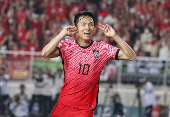 [수원=뉴시스] 정병혁 기자 = 10일 오후 경기 수원시 수원월드컵경기장에서 열린 하나은행 초청 축구 국가대표팀 평가전 대한민국과 파라과이 경기, 대한민국 정우영이 골을 넣은 뒤 세리모니를 하고 있다. 2022.06.10. jhope@newsis.com