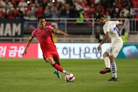 [서울=뉴시스] 백동현 기자 = 10일 오후 경기 수원시 수원월드컵경기장에서 열린 하나은행 초청 축구 국가대표팀 평가전 대한민국과 파라과이 경기, 정우영이 역주하고 있다. 2022.06.10. livertrent@newsis.com