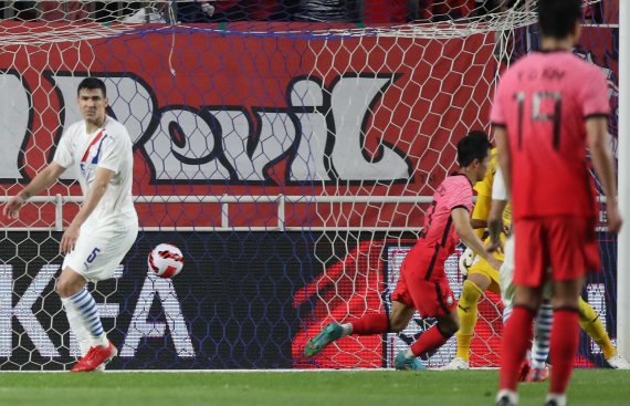 [수원=뉴시스] 조성우 기자 = 10일 오후 경기 수원시 수원월드컵경기장에서 열린 하나은행 초청 축구 국가대표팀 평가전 대한민국과 파라과이 경기 후반전 추가시간에 정우영(10번)이 동점골을 성공시킨 뒤 기뻐하고 있다. 2022.06.10. xconfind@newsis.com