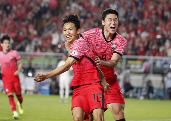 [수원=뉴시스] 정병혁 기자 = 10일 오후 경기 수원시 수원월드컵경기장에서 열린 하나은행 초청 축구 국가대표팀 평가전 대한민국과 파라과이 경기, 대한민국 정우영이 골을 넣은 뒤 세리모니를 하고 있다. 2022.06.10. jhope@newsis.com