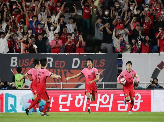 [수원=뉴시스] 조성우 기자 = 10일 오후 경기 수원시 수원월드컵경기장에서 열린 하나은행 초청 축구 국가대표팀 평가전 대한민국과 파라과이 경기 후반전 추가시간에 정우영(10번)이 동점골을 성공시킨 뒤 기뻐하고 있다. 2022.06.10. xconfind@newsis.com