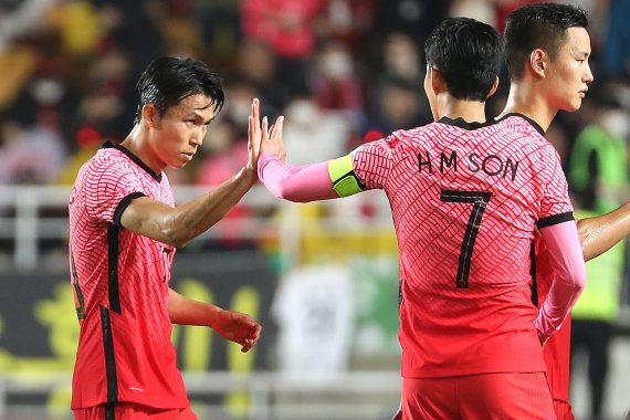 [서울=뉴시스] 백동현 기자 = 10일 오후 경기 수원시 수원월드컵경기장에서 열린 하나은행 초청 축구 국가대표팀 평가전 대한민국과 파라과이 경기 종료 후 손흥민이 정우영과 하이파이브하고 있다. 2022.06.10. livertrent@newsis.com