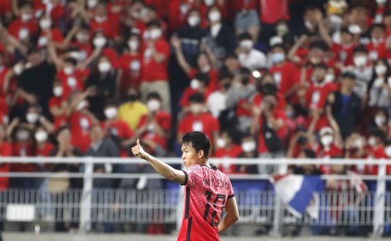 [수원=뉴시스] 정병혁 기자 = 10일 오후 경기 수원시 수원월드컵경기장에서 열린 하나은행 초청 축구 국가대표팀 평가전 대한민국과 파라과이 경기, 대한민국 정우영이 골을 넣은 뒤 세리모니를 하고 있다. 2022.06.10. jhope@newsis.com