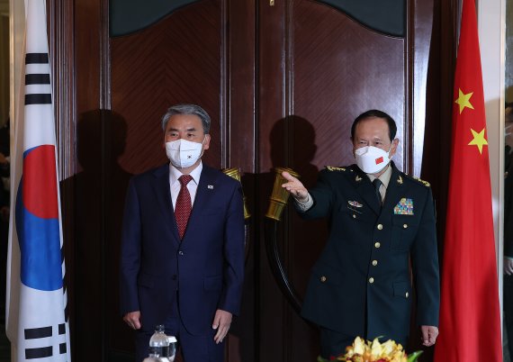 아시아안보회의(샹그릴라 대화)에 참석 중인 이종섭 국방부 장관이 10일(현지시간) 싱가포르 샹그릴라 호텔에서 웨이펑허(魏鳳和) 중국 국방부장과의 양자회담에서 기념촬영 후 자리로 향하고 있다. 2022.6.10/뉴스1 © News1 신웅수 기자