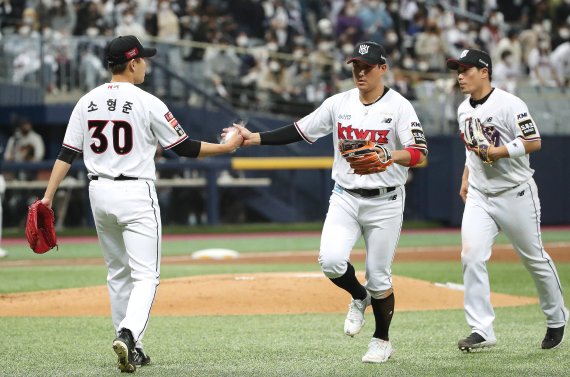 15일 오후 서울 구로구 고척스카이돔에서 열린 '2021 신한은행 쏠 KBO 한국시리즈’ 2차전 두산 베어스와 kt 위즈의 경기 3회초 1사 1루 상황 두산 강승호를 병살타로 처리한 소형준이 황재균과 하이파이브를 나누고 있다. 2021.11.15뉴스1 © News1 임세영 기자