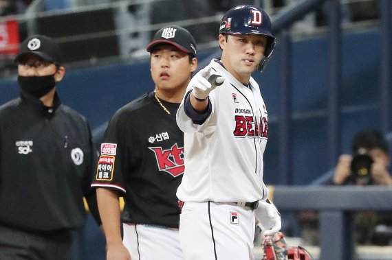 17일 오후 서울 구로구 고척스카이돔에서 열린 '2021 신한은행 쏠 KBO 한국시리즈’ 3차전 kt wiz와 두산 베어스의 경기에서 2회말 2사 주자 없는 상황 두산 양석환이 안타를 친 뒤 기뻐하고 있다. 2021.11.17/뉴스1 © News1 민경석 기자