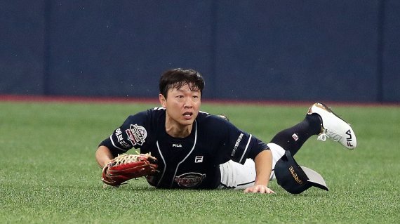 14일 오후 서울 구로구 고척스카이돔에서 열린 '2021 신한은행 쏠 KBO 한국시리즈’ 1차전 두산베어스와 kt 위즈의 경기, 두산 정수빈이 5회말 1사 2루에서 호수비를 펼치고 있다. 2021.11.14/뉴스1 © News1 김진환 기자