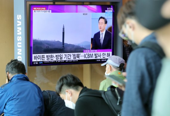 지난달 25일 서울역 대합실에서 TV를 통해 북한의 미사일 발사 관련 보도가 나오고 있다./뉴스1 © News1 장수영 기자