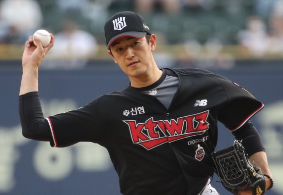 [서울=뉴시스] 권창회 기자 = 6일 오후 서울 송파구 잠실야구장에서 열린 '2022 KBO 리그' KT위즈와 두산 베어스의 경기, KT 선발투수 고영표가 역투하고 있다. 2022.05.06. kch0523@newsis.com