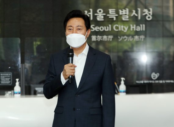 4선 서울시장에 오른 오세훈 시장이 지난 2일 시청 본관으로 출근하며 당선 소감을 전하고 있다. (공동취재) 2022.6.2/뉴스1 © News1 임세영 기자