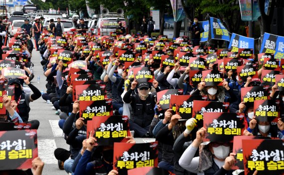 지난 10일 광주 서구 기아자동차 제1공장 남문에서 민주노총 공공운수노조 화물연대 광주본부 소속 화물운수 노동자들이 총파업 승리 결의대회에 참석하고 있다.