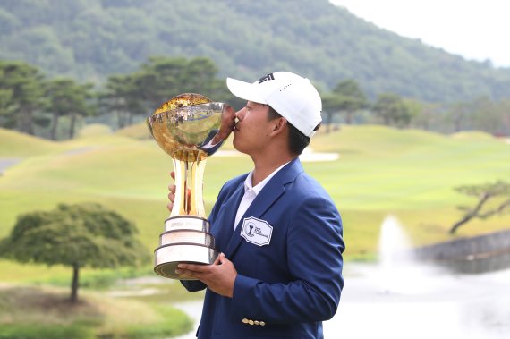 12일 경남 양산 에이원CC에서 막을 내린 KPGA코리안투어 KPGA선수권대회에서 투어 데뷔 3년만에 생애 첫승을 거둔 신상훈이 우승 트로피에 입맞춤을 하고 있다. /사진=KPGA