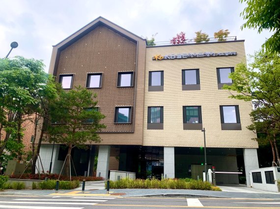 지난달 개점 1년 차를 맞은 서울 서초구 우면동의 KB골든라이프케어 서초빌리지 외관 모습 사진=김동찬 기자