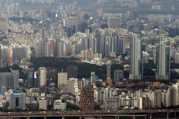 서울 송파구 롯데월드타워 서울스카이에서 바라본 강남구 일대 아파트 단지 모습. 2022.6.10/뉴스1 © News1 민경석 기자