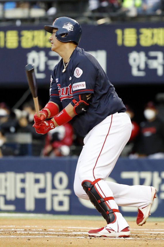 [서울=뉴시스] 최동준 기자 = 29일 서울 잠실야구장에서 열린 2022 KBO 리그 LG 트윈스 대 롯데 자이언츠의 경기, 1회초 1사 1, 2루 상황 롯데 이대호가 1타점 적시타를 치고 있다. 2022.04.29. photocdj@newsis.com