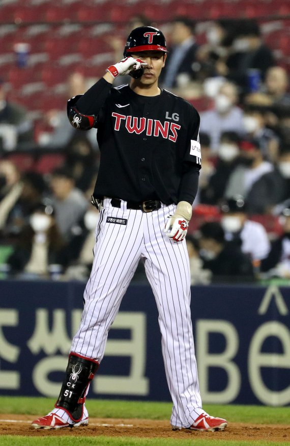 [서울=뉴시스] 추상철 기자 = 22일 오후 서울 송파구 잠실야구장에서 열린 2022 KBO리그 LG트윈스와 두산베어스의 경기, 3회초 1아웃 주자1루 상황에서 LG 홍창기가 안타를 친 후 세리머니를 하고 있다. 2022.04.22. scchoo@newsis.com