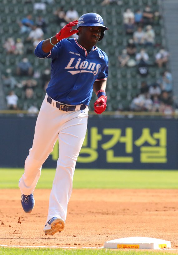 [서울=뉴시스] 배훈식 기자 = 29일 오후 서울 송파구 잠실야구장에서 열린 2022 프로야구 LG 트윈스와 삼성 라이온즈의 경기, 5회초 추격의 투런 홈런을 친 삼섬 피렐라가 그라운드를 돌고 있다. 2022.05.29. dahora83@newsis.com