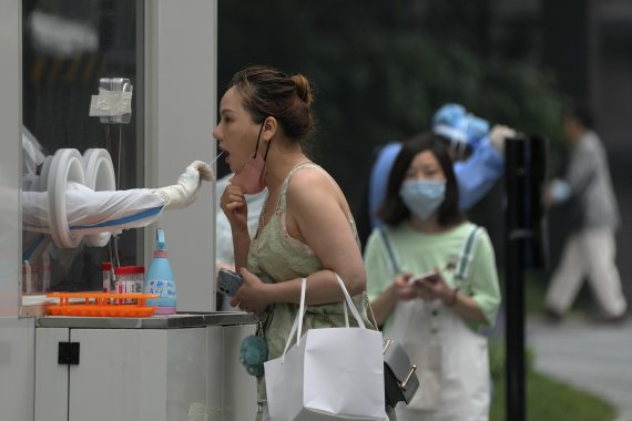 12일 중국 베이징의 한 코로나19 선별검사소에서 한 여성이 검사를 받고 있다. 2022.06.12 /사진=뉴시스