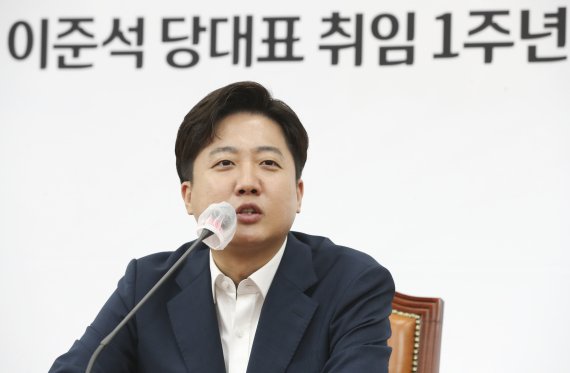 [서울=뉴시스] 최진석 기자 = 이준석 국민의힘 대표가 12일 오후 서울 여의도 국회에서 열린 당대표 취임 1주년 기자간담회에 참석해 발언을 하고 있다. 2022.06.12. myjs@newsis.com