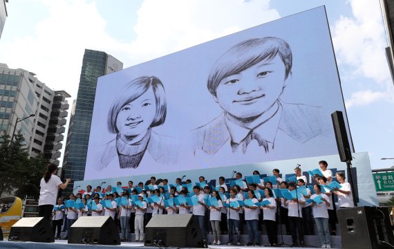 [서울=뉴시스] 이영환 기자 = 11일 오후 서울 중구 세종대로에서 열린 효순·미선 20주기 촛불정신 계승 6.11 평화대회에서 합창공연이 진행되고 있다. 2022.06.11. 20hwan@newsis.com