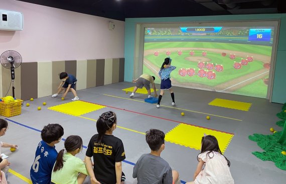 서울 동대문구 전농초등학교에 설치된 VR 스포츠실(동대문구 제공)© 뉴스1