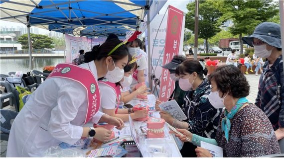 지난 11일 부산시민공원에서 열린 대한치과위생사협회 부산광역시회 주관 '제77회 구강보건의 날' 기념 행사가 시민들로부터 좋은 반응을 얻었다. 사진=경남정보대학교 제공