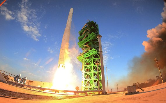 한국형 발사체 누리호(KSLV-ll)가 21일 고흥군 나로우주센터 제2발사대에서 화염을 내뿜으며 힘차게 날아오르고 있다. 누리호는 1.5t급 실용위성을 지구저궤도(600~800km)에 투입하기 위해 만들어진 3단 발사체이며 엔진 설계에서부터 제작, 시험, 발사 운용까지 모두 국내 기술로 완성한 최초의 국산 발사체다. 2021.10.21/뉴스1 © News1 사진공동취재단 /사진=뉴스1