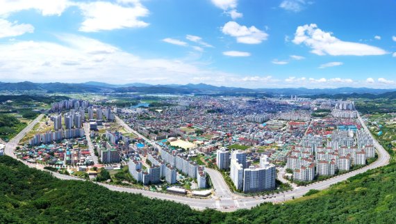 13일 충북 충주 등 지방 도시의 경쟁력 향상을 위해 정부와 광역 자치단체가 전략적으로 도움을 줘야 한다는 의견이 나오고 있다. 사진은 충주시 전경.(자료사진)2022.6.13/© 뉴스1