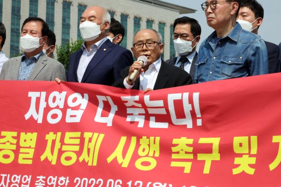 내년도 최저임금 기준 두고 공방...자영업자 "업종별 차등적용 해야"