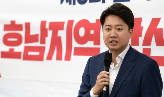 이준석 국민의힘 대표가 13일 오전 서울 여의도 국회에서 최고위원회의에 앞서 제8회 전국동시지방선거 호남 당선자들에게 축사하고 있다. 사진=박범준 기자