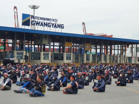 전국민주노동조합총연맹 공공운수노조 화물연대 총파업 일주일째인 13일 오전 전남 광양시 광양항에서 화물연대 전남 본부 조합원들이 투쟁 기자회견을 하고 있다.2022.6.13/뉴스1 © News1 김동수 기자 /사진=뉴스1