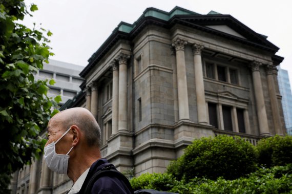 지난 5월 일본 도쿄 소재 일본은행(BOJ)앞을 한 남성이 지나가는 모습. 로이터 뉴스1